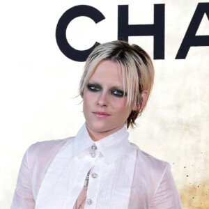 Raiz bem escura com comprimento platinado, como esse de Kristen Stewart, é uma das tendências da temporada