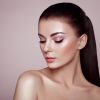 Rotina de skincare que deixa a pele com mais radiância traz uma nova tendência de beleza para a maquiagem