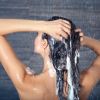 Um erro comum nos cuidados com o cabelo no inverno é lavar os fios com água quente. O correto é usar água quente ou morna