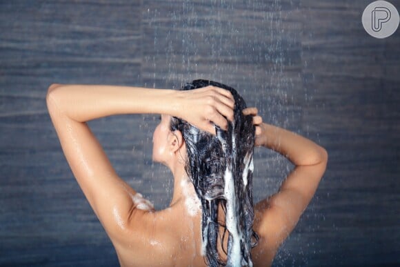 Um erro comum nos cuidados com o cabelo no inverno é lavar os fios com água quente. O correto é usar água quente ou morna