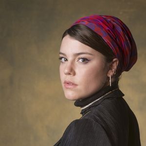 Com raiva, Dalila (Alice Wegmann) faz Elias (Marco Ricca) bater com o carro e bebê de Helena (Carol Castro) morre na novela 'Órfãos da Terra'