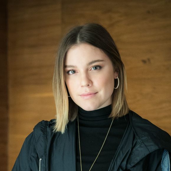 Dalila (Alice Wegmann) não se importa de ferir uma jovem grávida e isso assusta Paul (Carmo dalla Vecchia) na novela 'Órfãos da Terra'