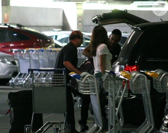 Depois de sair do aeroporto, Carolina Ferraz e Marcelo Marins colocaram as malas no mesmo carro - da atriz - no estacionamento, dando a entender que saíram juntos do local