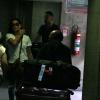 Carolina Ferraz desembarcou no aeroporto do Galeão, na Ilha do Governador, na zona norte do Rio, ao lado do ex-namorado, o médico Marcelo Martins, em 18 de fevereiro de 2013