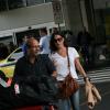 A atriz Carolina Ferraz desembarcou no aeroporto do Galeão ao lado de Marcelo Martins