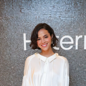 Bruna Marquezine contou que não tem preferência por um tipo físico: 'Eu nunca tive fisicamente um ideal. Muito pelo contrário, já me interessei pelos mais diversos tipos de pessoas'