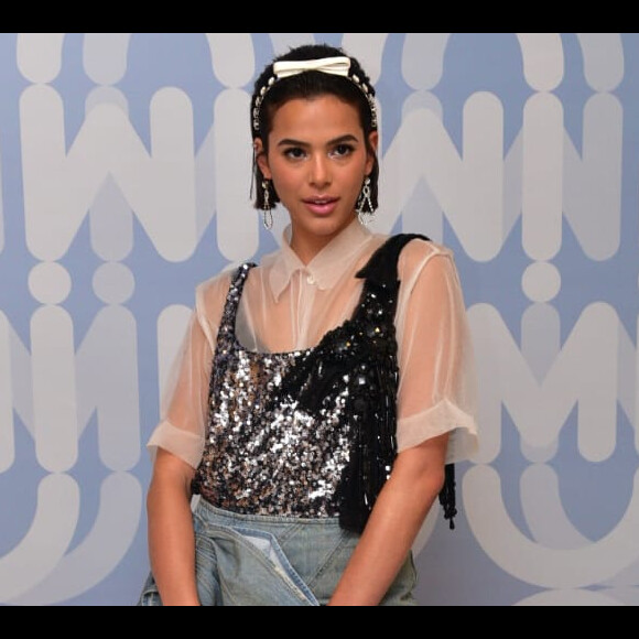 Bruna Marquezine faz caras e bocas em ensaio para revista e ganha zoação de Bruno Gagliasso