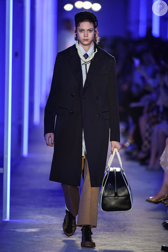O look com casaco longo apareceu também na passarela primavera/verão 2020 da Prada