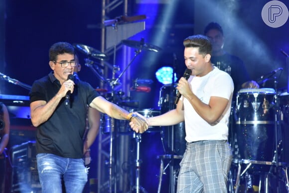 Wesley Safadão prestou homenagem para Gabriel Diniz recebendo o pai dele, Cizinato Diniz, em show no Recife
