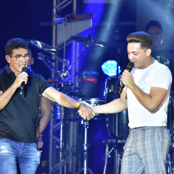 Wesley Safadão prestou homenagem para Gabriel Diniz recebendo o pai dele, Cizinato Diniz, em show no Recife