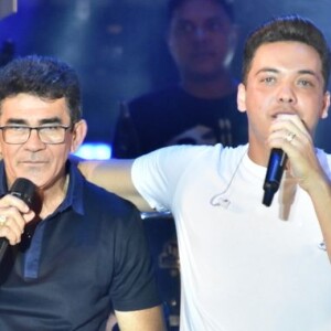 Wesley Safadão prestou homenagem para Gabriel Diniz recebendo o pai dele, Cizinato Diniz, em show no Recife, neste sábado, 8 de junho de 2019