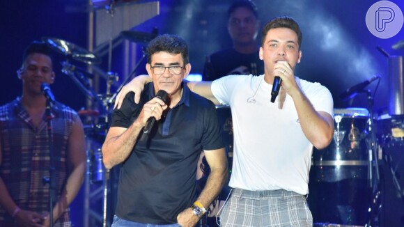 Wesley Safadão prestou homenagem para Gabriel Diniz recebendo o pai dele, Cizinato Diniz, em show no Recife, neste sábado, 8 de junho de 2019