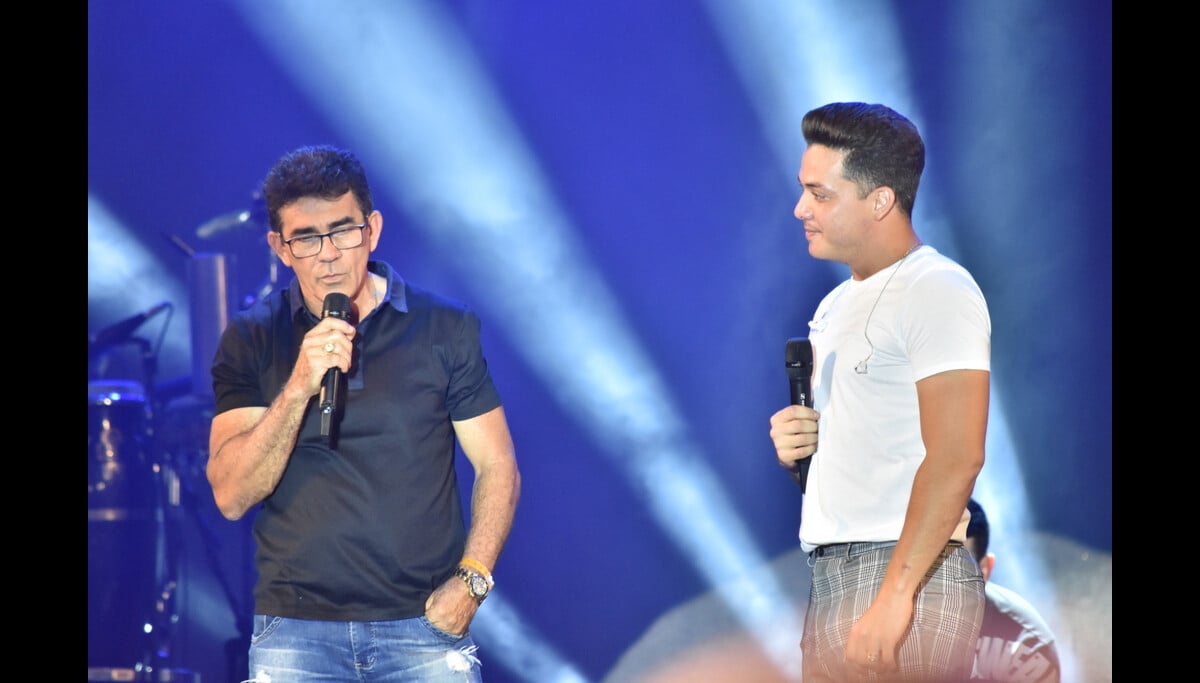 Wesley Safadão recebe o pai de Gabriel Diniz no palco em homenagem