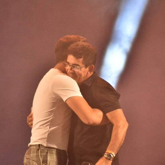 Wesley Safadão e Cizinato Diniz, pai de Gabriel Diniz, se abraçaram no palco. 'Gabriel era alegria, ousadia, irreverência, a loucura perfeita. Estou aqui para agradecer a vocês. Muito obrigado pelo carinho', disse o cantor