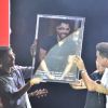 Wesley Safadão presenteou o pai de Gabriel Diniz com um quadro com a imagem do cantor