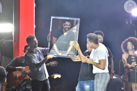 Wesley Safadão presenteou o pai de Gabriel Diniz com um quadro com a imagem do cantor