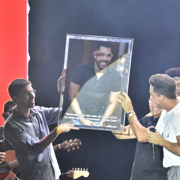 Wesley Safadão recebe o pai de Gabriel Diniz no palco em