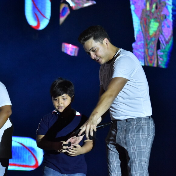 Filho de Wesley Safadão, Yhudy, de 8 anos, participou de show do pai no Recife