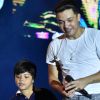 Wesley Safadão recebe pai de Gabriel Diniz em homenagem ao músico