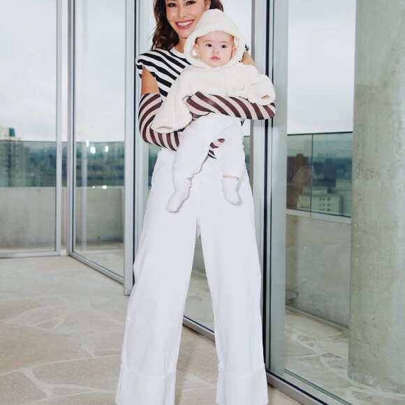 Sabrina Sato compartilha os looks estilosos da filha, Zoe, de 6 meses