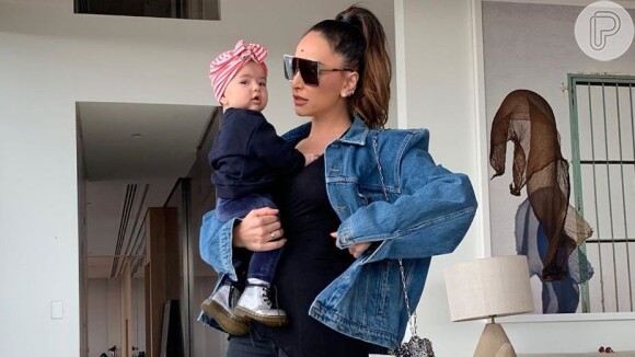 Sabrina Sato posa arrumada para programa de domingo com a filha, Zoe, em 9 de junho de 2019