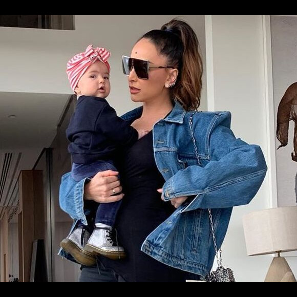 Sabrina Sato posa arrumada para programa de domingo com a filha, Zoe, em 9 de junho de 2019