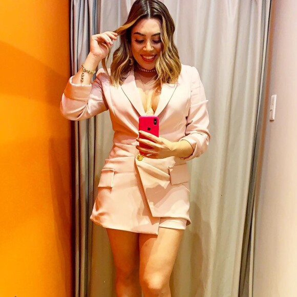 Para se apresentar no programa 'Altas Horas', Naiara Azevedo escolheu vestido de alfaiataria e ainda contou na web que fez a própria maquiagem.