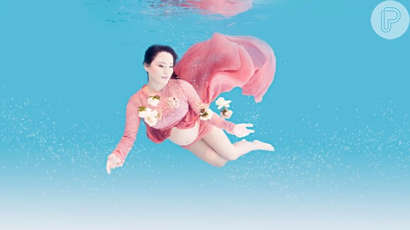 Geovanna Tominaga fez fotos dentro d'água na reta final da gravidez
