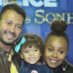 Filha de Roberta Rodrigues e Guilherme Guimarães, Linda Flor foi com os pais assistir espetáculo da Disney