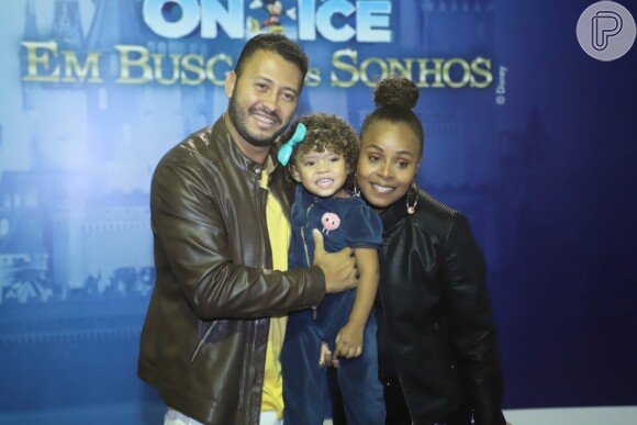 Filha de Roberta Rodrigues e Guilherme Guimarães, Linda Flor foi com os pais assistir espetáculo da Disney