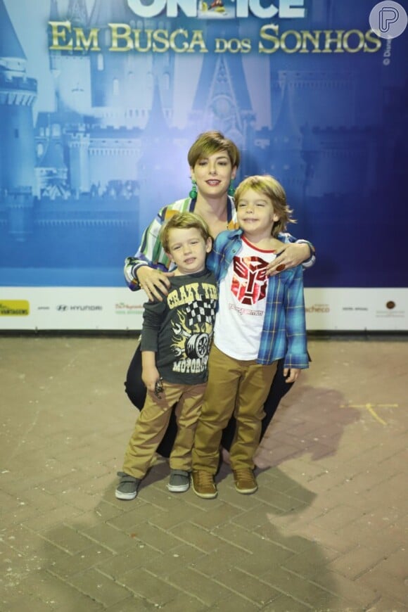 Regiane Alves posou com os filhos em estreia de espetáculo da Disney