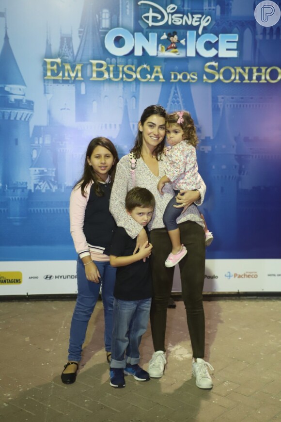 Filhos de Mariana Uhlmann e Felipe Simas, Joaquim e Maria foram com a mãe conferir espetáculo da Disney