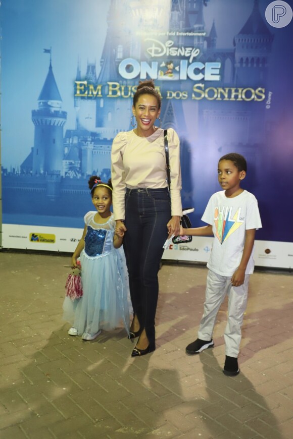 Taís Araujo teve a companhia dos filhos, João Vicente e Maria Antonia, para assistir espetáculo da Disney