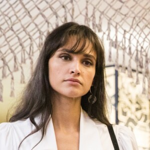 Gisela (Débora Nascimento) vai receber de Tania (Marcela Siqueira) a quantia que Mercedes (Totia Meireles) pagou a ela na novela 'Verão 90'.