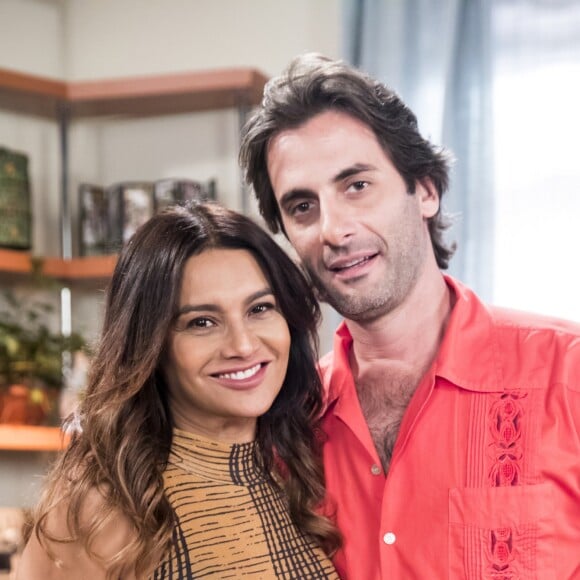 Raimundo (Flávio Tolezani) vai oferecer sociedade para Janaína (Dira Paes) na novela 'Verão 90'.