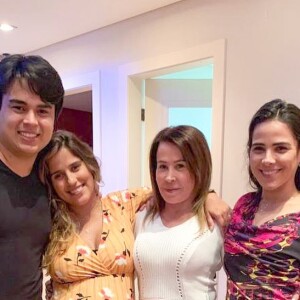Camilla Camargo, Wanessa e Igor posaram abraçados à mãe, Zilu, durante encontro