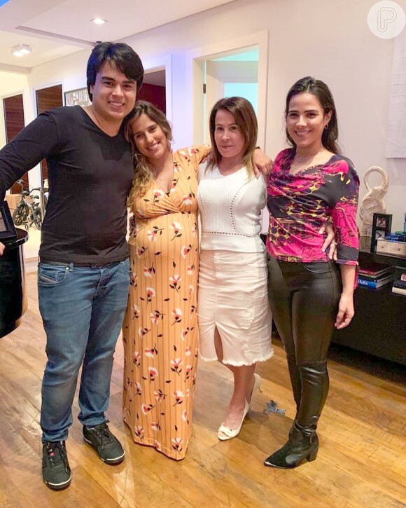 Camilla Camargo, Wanessa e Igor posaram abraçados à mãe, Zilu, durante encontro