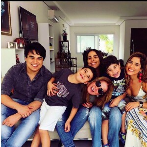 Zilu se declarou para os filhos em neto em foto: 'Brindando a vida, ao lado daqueles que são a minha vida! Amo sem limites!'