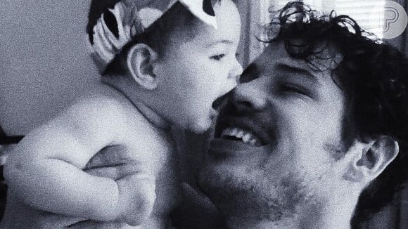 José Loreto aparece sujo de tinta com a filha, Bella, em foto, em 15 de junho de 2019