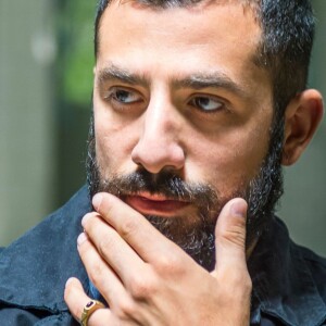 Fauze (Kaysar Dadour) é forçado a dar soco em Jamil (Renato Góes) na novela "Órfãos da Terra"