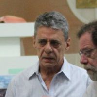 Chico Buarque comparece à missa sétimo dia de Hugo Carvana no Rio de Janeiro