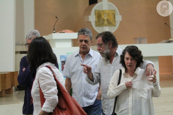 Chico Buarque compareceu à missa de sétimo dia do ator Hugo Carvana, na Paróquia de Santa Mônica, no Leblon, na Zona Sul do Rio de Janeiro