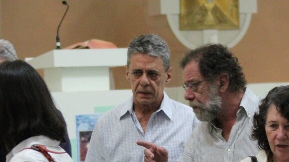 Chico Buarque comparece à missa sétimo dia de Hugo Carvana no Rio de Janeiro