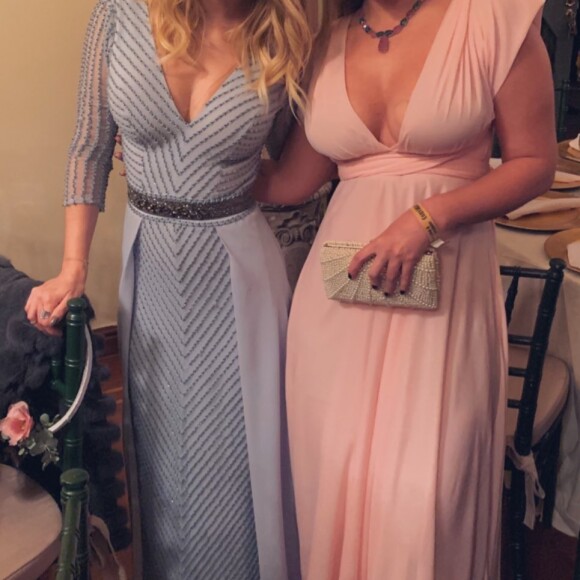 Vestido de Sandy em casamento recebe muitos pedidos de compra no site da marca Arte Sacra