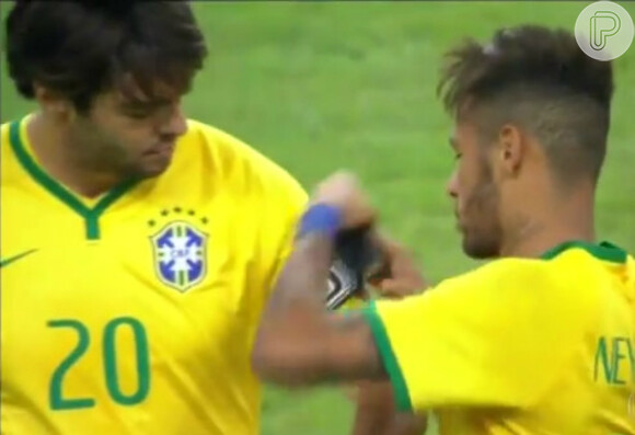 Neymar passa faixa de capitão para Kaká ainda em campo