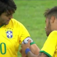 Neymar passa faixa de capitão para Kaká e Seleção ganha jogo contra Argentina