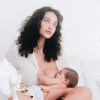 Débora Nascimento amamentou a filha, Bella, e postou vídeo na web