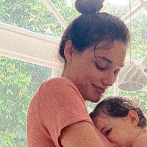 Débora Nascimento compartilhou com momento de carinho com a filha, Bella, no Instagram nesta quarta-feira, 19 de junho de 2019