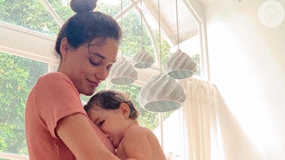 Débora Nascimento compartilhou com momento de carinho com a filha, Bella, no Instagram nesta quarta-feira, 19 de junho de 2019