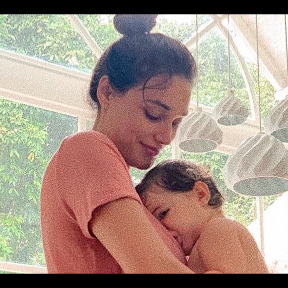Débora Nascimento compartilhou com momento de carinho com a filha, Bella, no Instagram nesta quarta-feira, 19 de junho de 2019